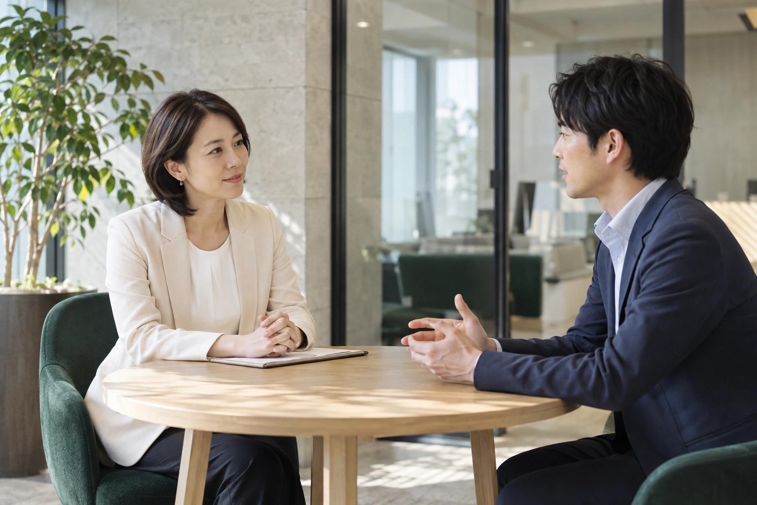 採用面談で互いの考えを話す二人のイメージ